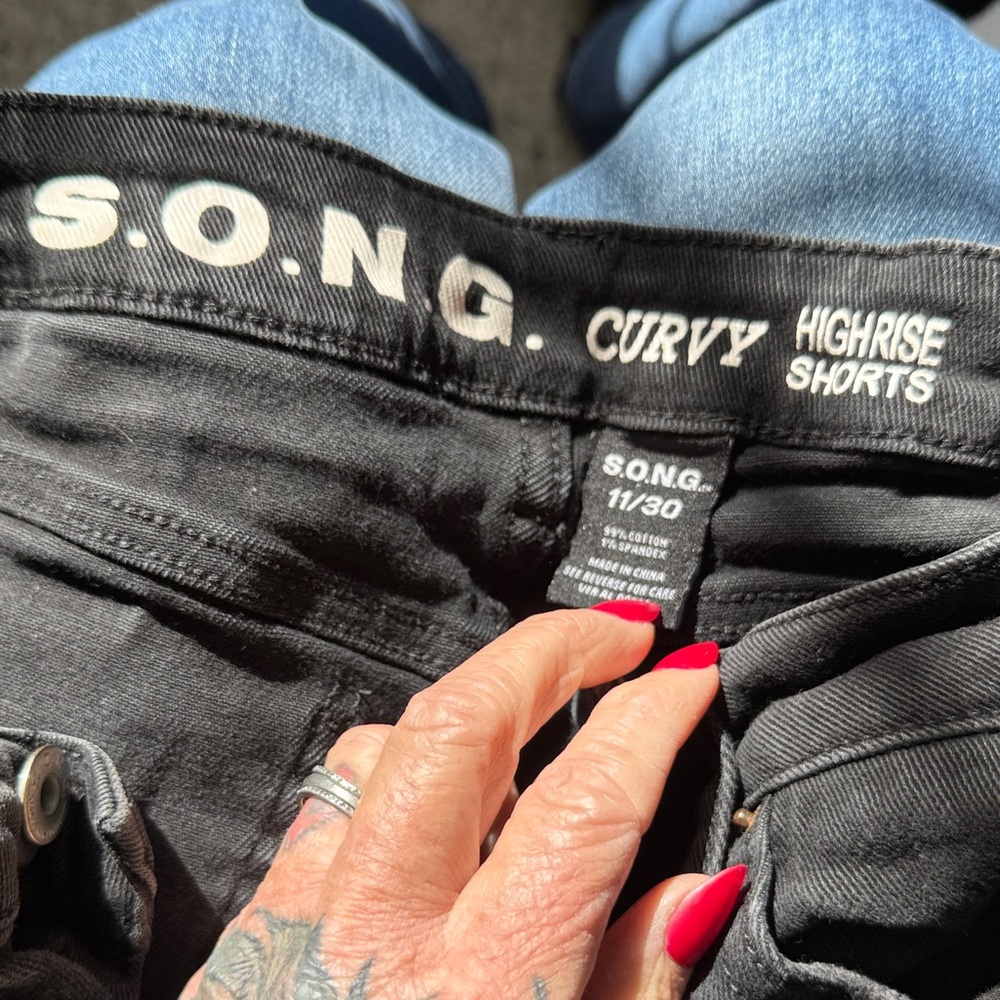 Women's Black High-Rise Curvy Shorts